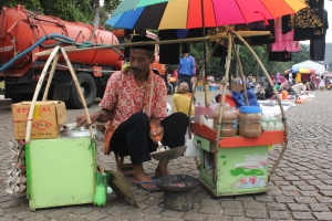 Pedagang kerak telor di Monumen Nasional (Monas), Jakarta. (3/7/13)